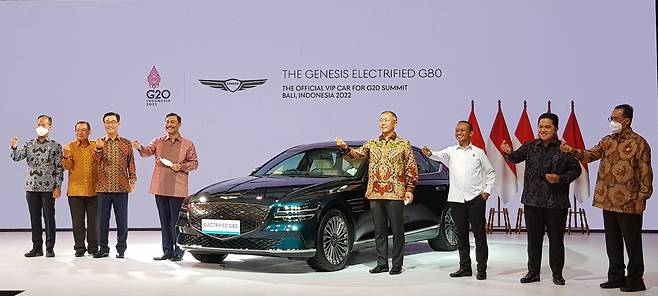 제네시스 브랜드(이하 제네시스)의 첫 번째 고급 대형 전동화 세단 'G80 전동화 모델'이 'G20 발리 정상회의(2022 G20 Bali summit)'에 VIP 차량으로 제공된다. 인도네시아 정부는 25일(현지시각) 자카르타 인터내셔널 엑스포 컨벤션 센터에서 열린 'The Future EV Ecosystem for Indonesia' 행사에서 'G20 발리 정상회의'의 공식 VIP 차량으로 제네시스 G80 전동화 모델을 선정했다고 밝혔다. (사진 좌측부터)아구스 구미왕(Agus Gumiwang) 인도네시아 산업부 장관, 간디 술리스 띠얀또(gandi Sulistiyanto) 주한 인도네시아 대사, 박태성 주인도네시아 한국대사, 루훗 빈사르 판자이탄(Luhut Binsar Pandjaitan) 인도네시아 해양투자조정부 장관, 정의선 현대차그룹 회장, 바흐릴 라하달리아(Bahlil Lahadalia) 인도네시아 투자부 장관, 에릭 또히르(Erick Thohir) 공기업부 장관, 부디 까르야(Budi Karya) 교통부 장관이 제네시스 'G80 전동화 모델'과 함께 기념 촬영을 하고 있는 모습