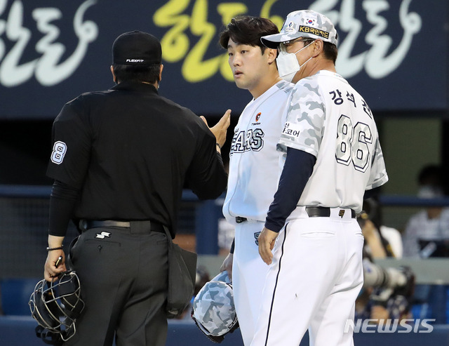 [서울=뉴시스]조성우 기자 = 16일 오후 서울 잠실야구장에서 열린 2021 신한은행 SOL KBO리그 삼성 라이온즈와 두산 베어스의 경기, 두산 양석환이 삼성 5회초 공격 수비를 하러 마운드에 나오다 심판에게 앞선 이닝 자신의 삼진아웃 판정에 대해 항의하고 있다. 2021.06.16. xconfind@newsis.com