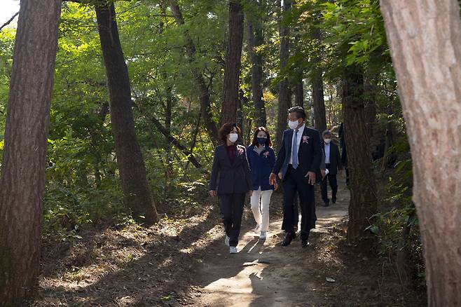 새롭게 조성된 충남대 숲을 걷는 이진숙 총장과 정용래 구청장 *재판매 및 DB 금지