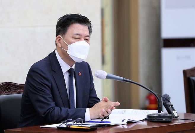 25일 주간정책 조정회의를 주재하고 있는 구만섭 제주도지사 권한대행./뉴시스  *재판매 및 DB 금지