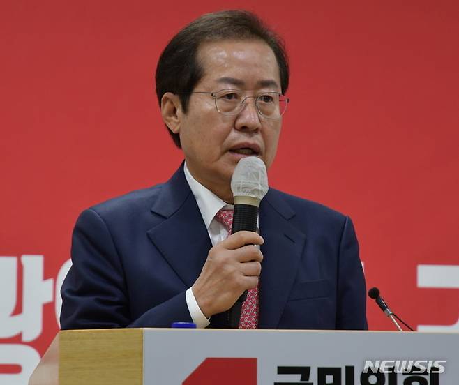 [대전=뉴시스] 조명휘 기자 = 국민의힘 홍준표 대전경선후보가 25일 전현직 지방의원 간담회에 참석해 지지를 당부하고 있다. 2021.10.25. photo@newsis.com