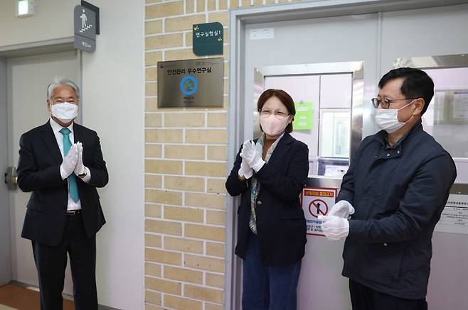 국립생태원  ‘안전관리 우수연구실' 인증 현판식 *재판매 및 DB 금지