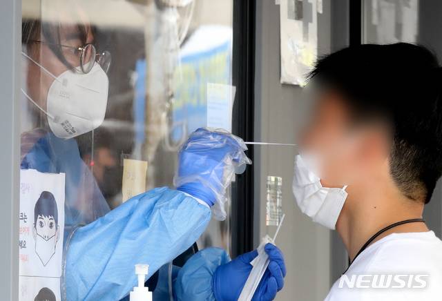 [제주=뉴시스] 우장호 기자 = 제주시보건소에 마련된 선별진료소에서 시민들이 PCR(유전자 증폭) 검사를 받고 있다. (사진=뉴시스DB) woo1223@newsis.com