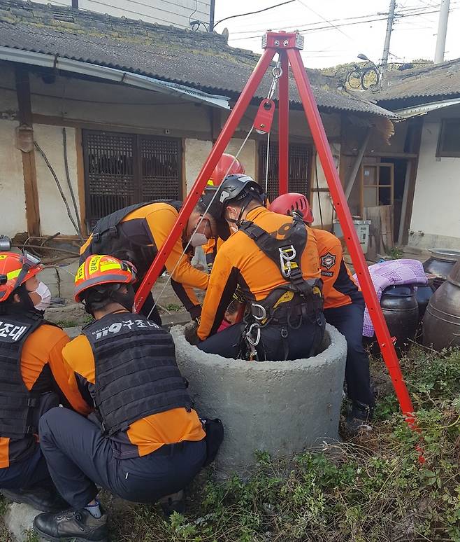 의성소방서 구조대가 우물에 빠진 50대 여성을 구조하고 있다. (사진=의성소방서 제공) *재판매 및 DB 금지