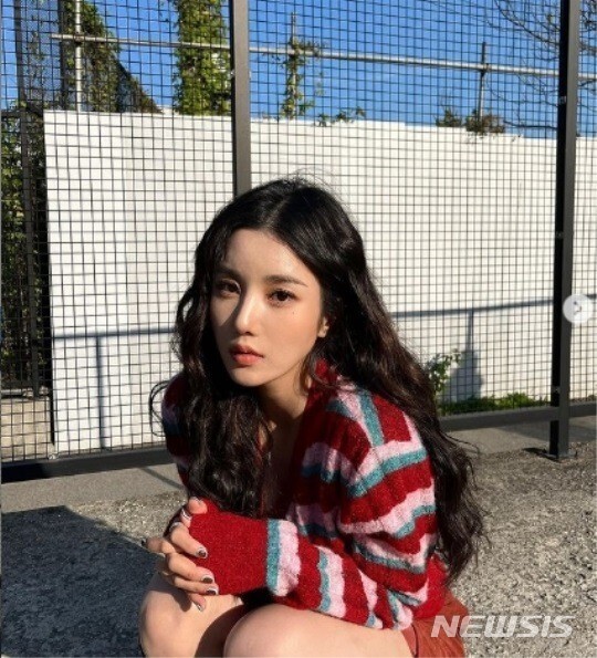 Kwon Eun-bi posted a photo on his Instagram account on Saturday without comment.In the open photo, Kwon Eun-bi poses in a knit with red and pink.Especially, you can feel the elegant yet innocent charm in the appearance of Kwon Eun-bi staring at the camera.Kwon Eun-bi released his first Mini album Open in August and solo debut with the title song Door.