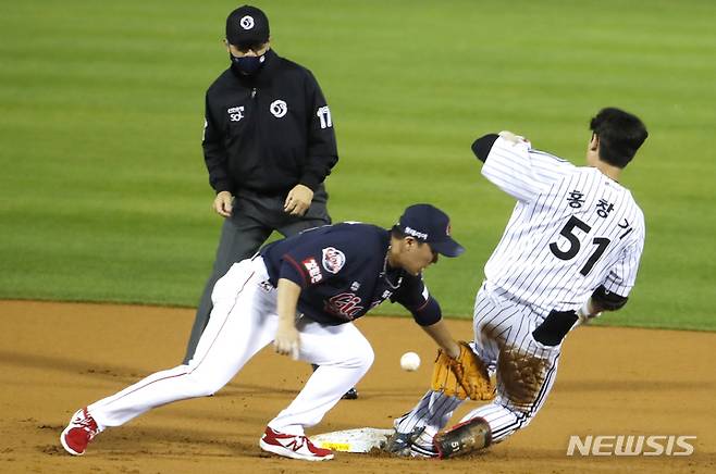[서울=뉴시스] 정병혁 기자 = 28일 오후 서울 송파구 잠실야구장에서 열린 2021 신한은행 SOL KBO리그 롯데 자이언츠와 LG 트윈스의 경기, 1회말 무사 주자없는 상황 LG 홍창기가 안타를 친 뒤 2루에서 세이프 되고 있다. 2021.09.28. jhope@newsis.com