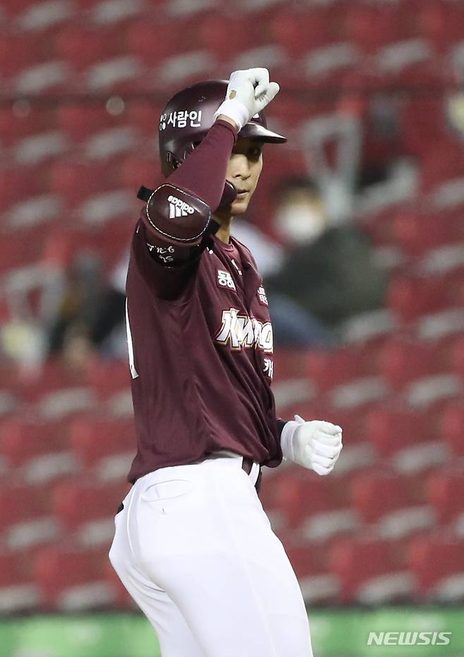 [서울=뉴시스] 고범준 기자 = 21일 오후 서울 송파구 잠실야구장에서 열린 2021 KBO리그 키움 히어로즈와 LG 트윈스 경기, 3회초 무사 1,2루 키움 이정후가 1타점 안타를 치고 세리머니를 하고 있다. 2021.10.21. bjko@newsis.com