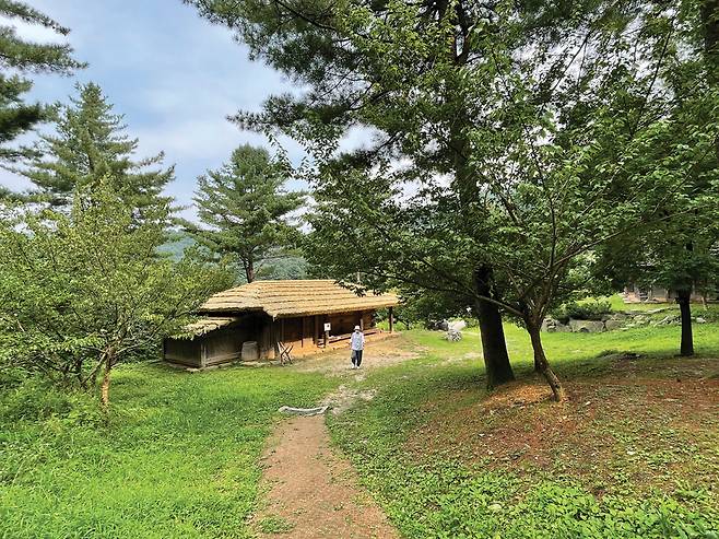 1960~1970년대 화전민이 실제 거주했던 집터에 체험 목적으로 만들어진 화전민 마을.