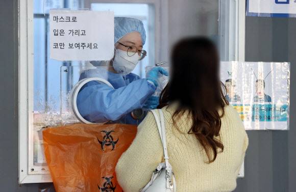 검체 채취하는 의료진 - 25일 서울역 광장에 마련된 신종 코로나바이러스 감염증(코로나19) 임시 선별검사소에서 의료진이 검체를 채취하고 있다. 2021.10.25 연합뉴스