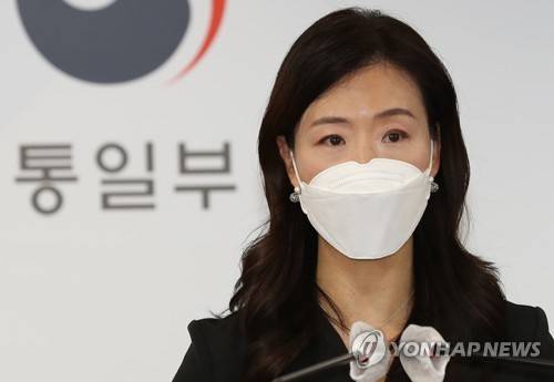 (서울=연합뉴스) 백승렬 기자 = 이종주 통일부 대변인이 19일 정부서울청사 브리핑실에서 북한의 단거리 탄도미사일 발사 관련 정부 입장을 발표하고 있다. 2021.10.19 srbaek@yna.co.kr