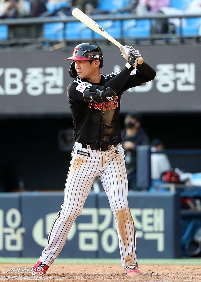 24일 오후 서울 잠실구장에서 열린 2021 KBO 프로야구 두산 베어스와 LG 트윈스와의 경기. LG 8회초 오지환이 타석에 들어서 있다. 정지윤 선임기자