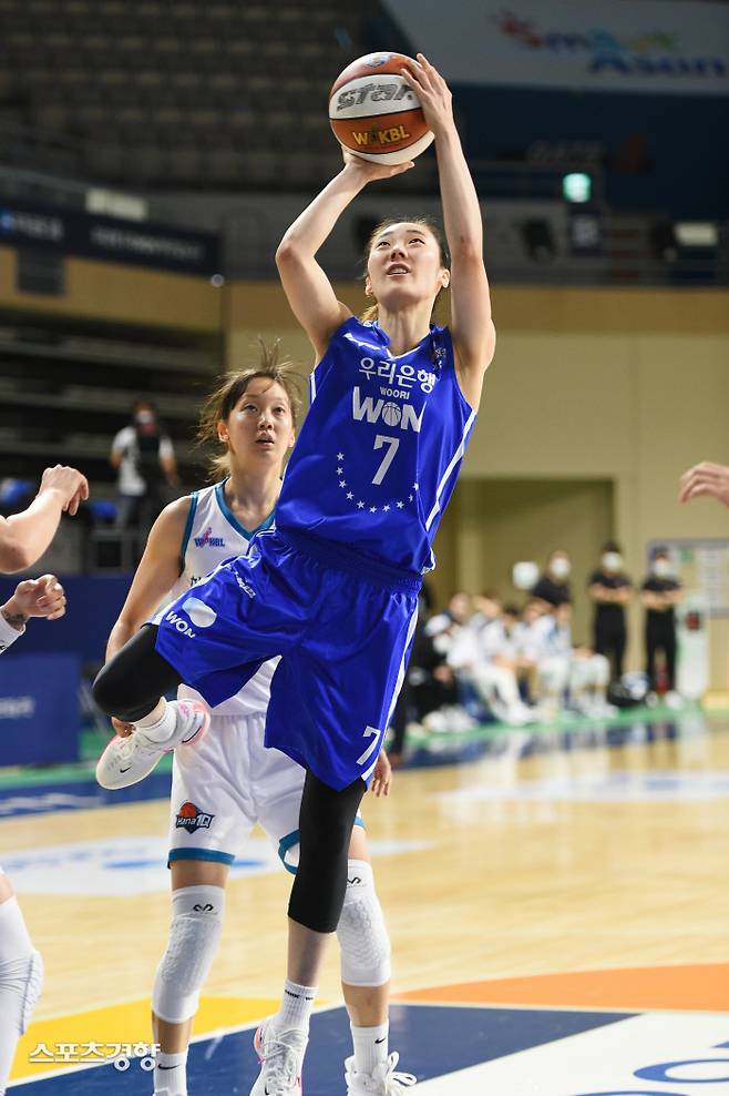 우리은행의 박혜진이 25일 열린 여자프로농구 하나원큐와 홈 개막전에서 골밑 슛을 시도하고 있다. WKBL 제공