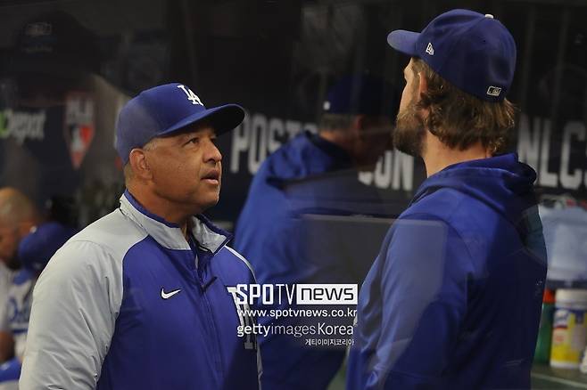 ▲ 데이브 로버츠 LA 다저스 감독(왼쪽)과 투수 클레이튼 커쇼.
