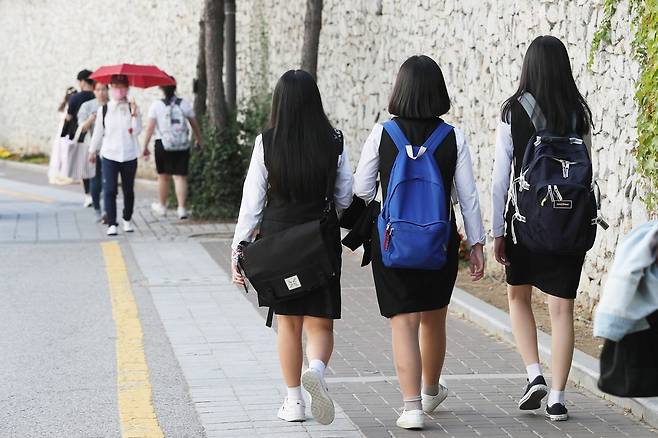 "학내 두발 규제·이성교제 금지는 인권침해" 인권위에 진정 사진은 서울시내 한 고등학교 학생들이 하교하고 있는 모습. [연합뉴스 자료사진]