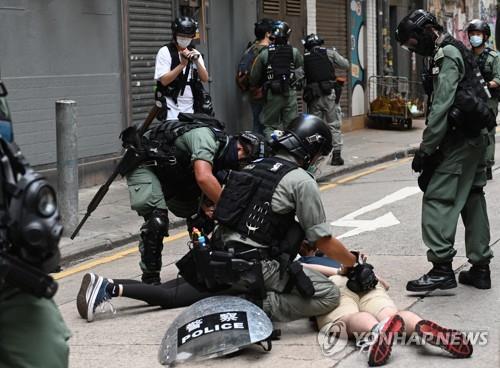 2020년 7월1일 홍콩보안법 시행 첫날 체포된 반대시위 참가자 [EPA 연합뉴스 자료사진. 재판매 및 DB 금지]