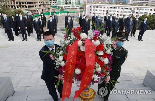 4월 청명 맞아 평양 우의탑에 헌화하는 중국 대사관 직원들  [평양 신화=연합뉴스 자료사진] 북한 평양에 주재하는 중국 대사관 관계자들이 4월4일 청명을 맞아 중국인민지원군 전사자를 추모하기 위해 우의탑에 헌화하고 있다.