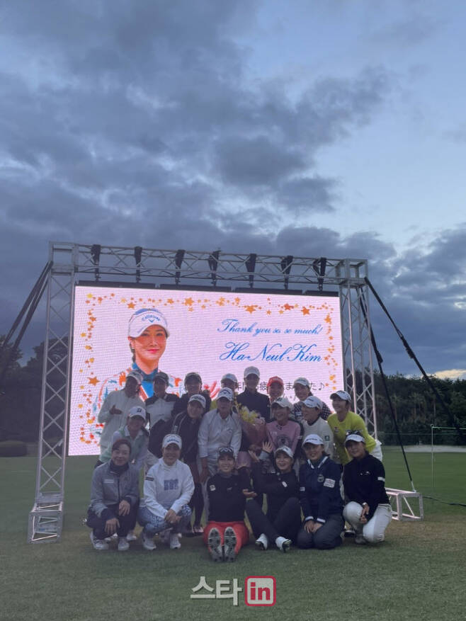 김하늘이 23일 일본 효고현 미키시 마스터스 골프클럽에서 열린 은퇴식에 동료들과 함께 기념촬영하고 있다. (사진=노부타그룹)