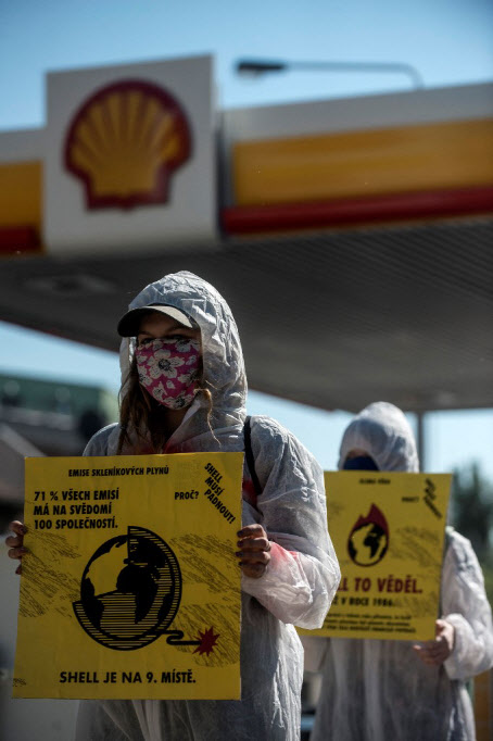 온실가스 감축을 촉구하는 환경운동가들(사진=AFP)