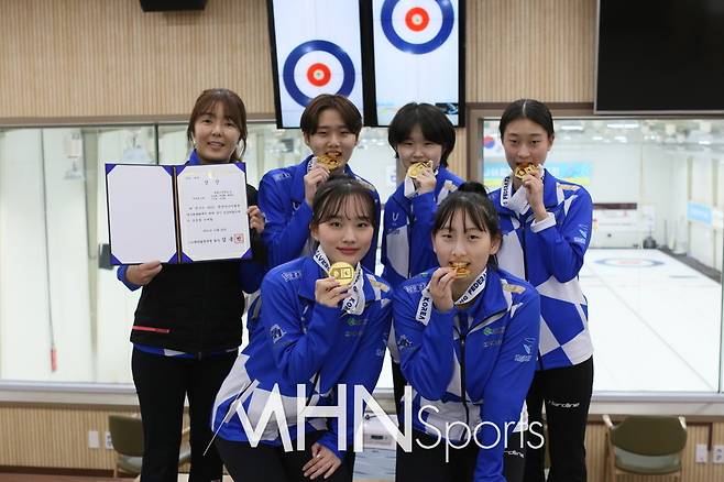여자부 송현고는 예선에서 패배한 의성여고에 승리를 거두며 주니어 국가대표에 선발됐다. 왼쪽 위쪽부터 시계방향으로 이혜인, 강보배, 이유선, 조주희, 박한별, 최예진. [대한컬링연맹 제공]