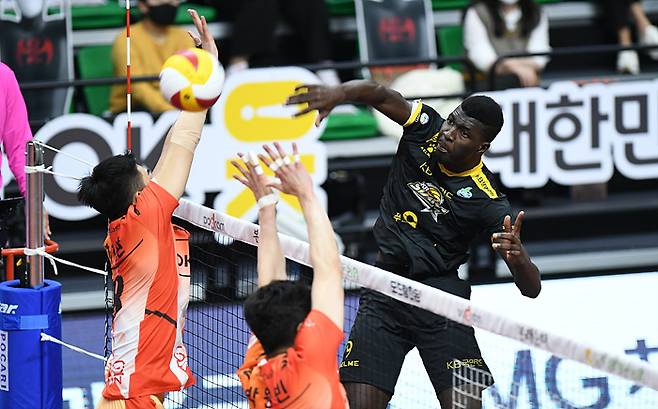 케이타 발목 부상에도 양 팀 최다인 38득점에 공격 성공률 62.50%를 찍었지만 팀 조직력에서 뒤졌다. [한국배구연맹 KOVO 제공]