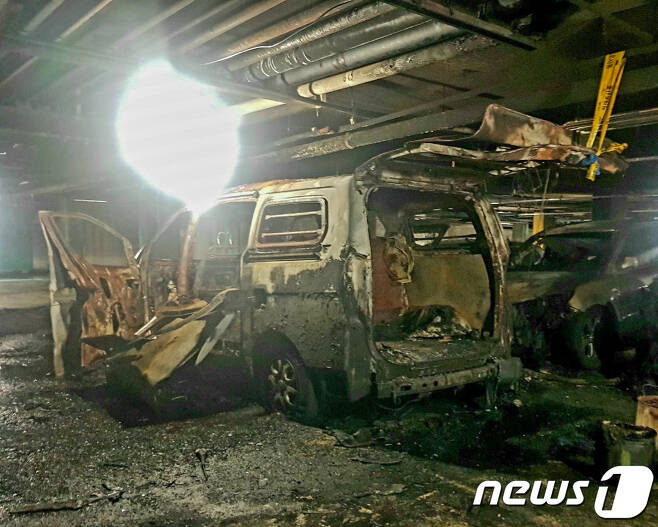 지난 8월 11일 천안의 한 아파트 지하 주차장에서 발생한 화재는 세차차량에 설치된 LP가스 누출로 인한 폭발이 원인이 된 것으로 조사됐다. © 뉴스1
