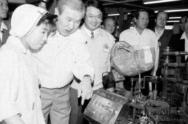 1992년 삼성전자 시찰하는 노 전 대통령 모습. (대통령기록관 홈페이지 캡처) 2021.10.26/뉴스1