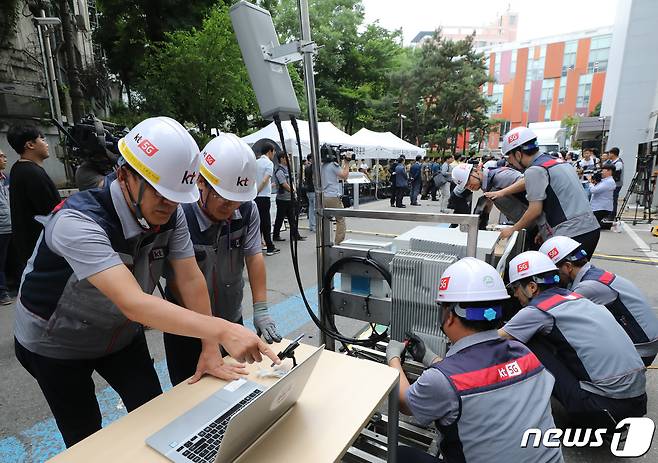3일 서울 종로구 KT혜화국사에서 열린 2019년 통신재난 대응훈련에서 KT 직원들이 통신 시설을 복구하고 있다. 이날 훈련에서는 통신재난에 대응한 통신서비스 긴급 복구, 통신사업자 간 협업체계, 이용자 보호 등을 점검했다. 2019.7.3/뉴스1 © News1 허경 기자