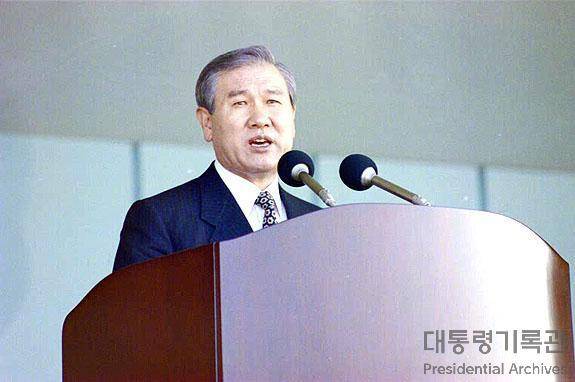 제13대 대통령을 지낸 노태우 전 대통령이 26일 지병 악화로 별세했다. 향년 89세. 사진은 1991년 새만금간척종합개발 기공식에서 연설하는 노 전 대통령 모습. (대통령기록관 홈페이지 캡처) 2021.10.26/뉴스1