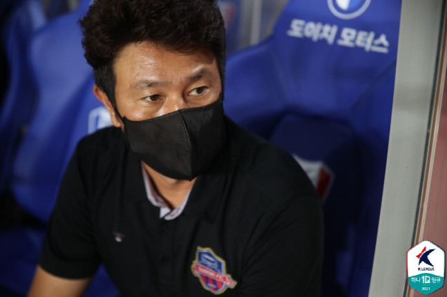 수원FC 김도균 감독이 25일 수원 삼성전에서 경기를 바라보고 있다. 제공 | 한국프로축구연맹