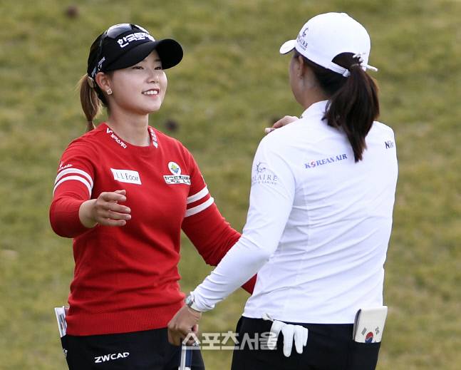 임희정(왼쪽)이 고진영을 포옹하며 우승을 축하해주고 있다. 부산 = 이주상기자 rainbow@sportsseoul.com