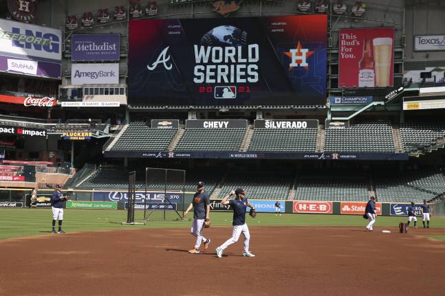 미닛 메이즈파크 전광판에 애틀랜타 브레이브스-휴스턴 애스트로 월드시리즈를 예고하고 있다. 26일 홈팀 선수들이 훈련하는 모습. 휴스턴|USA TODAY Sports연합뉴스