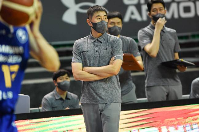 서울 삼성 이상민 감독이 26일 잠실실내체육관에서 열린 안양 KGC와의 경기에서 선수들을 지켜보고 있다. 제공 | KBL