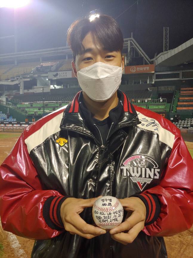 LG 정우영이 26일 대전 한화전에서 26홀드를 올린 후 기념 촬영을 찍고 있다. | LG 트윈스 제공