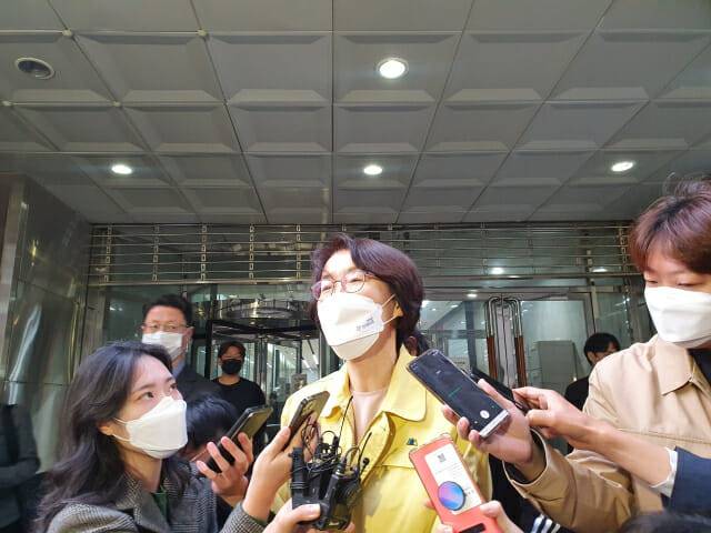 임혜숙 과학기술정보통신부 장관이 26일 KT과천스마트센터에서 25일 발생한 전국적 네트워크 장애에 대한 진상 파악 후 기자들의 질문에 답하고 있다.