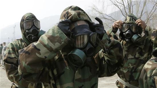 2013년 4월 의정부 미군 23화학대대 소속 군인들의 화생방 방호 시범 훈련 모습. 사진 = AP/연합뉴스