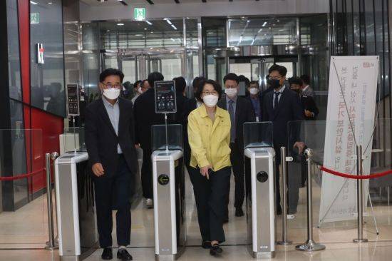 임혜숙 과학기술정보통신부 장관이 26일 오후 KT 네트워크관제센터를 방문해 KT에 구체적인 보상기준을 신속히 마련할 것을 주문했다. 사진=과기정통부