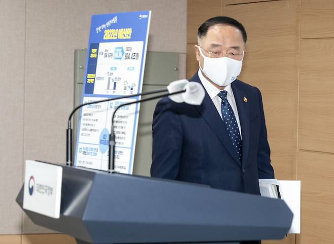 홍남기 경제부총리 겸 기획재정부 장관이 31일 오전 서울 종로구 정부서울청사 합동브리핑실에서 열린 2022년 예산안 및 2021-2025년 국가재정운용계획 발표를 위해 연단에 오르고 있다. /뉴시스