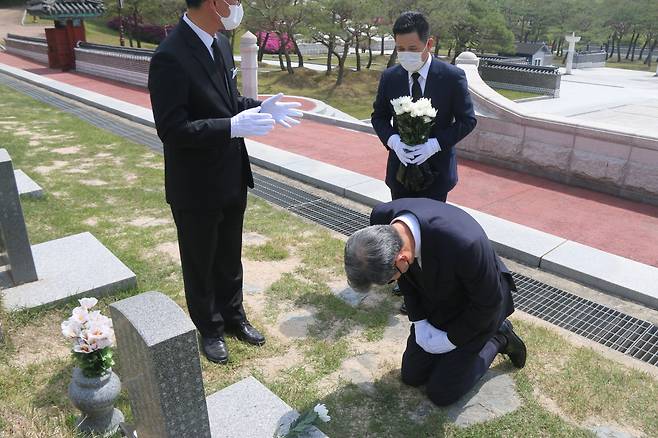 노태우 전 대통령 아들 재헌씨가 지난 4월 21일 국립5.18민주묘지를 찾아 희생자 묘역을 참배하고 있다./국립5.18민주묘지관리소 제공