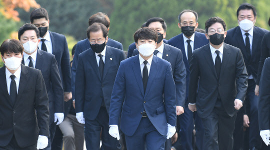 국민의힘 이준석 대표(앞줄 가운데)와 원희룡, 홍준표, 유승민 대선 경선 후보가 26일 오전 서울 동작구 국립서울현충원을 방문, 고(故) 박정희 전 대통령 묘역을 참배하고 있다.국회사진기자단·연합뉴스