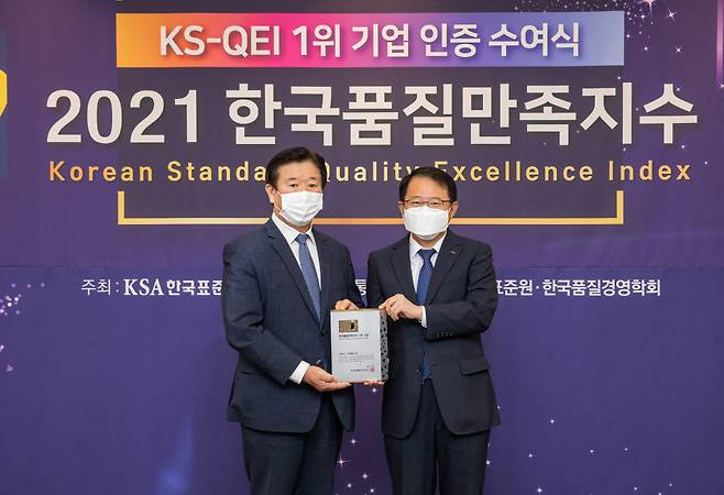 김경수 에몬스가구 회장(왼쪽)이 강명수 한국표준협회 회장으로부터 인증패를 받으며 기념촬영했다.