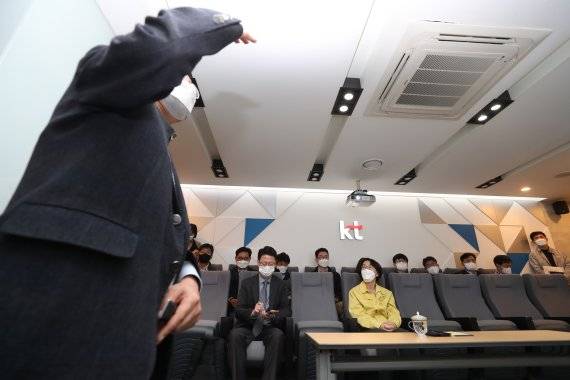 임혜숙 과학기술정보통신부 장관이 26일 경기 과천 KT 네트워크관제센터를 방문해 이철규 KT 부사장으로부터 인터넷 장애 관련 원인 및 재발방지 대책 등의 설명을 듣고 있다. 과기부 사진 제공