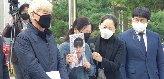 고 이우석(26)씨 어머니 김영란(50·왼쪽에서 두 번째)씨가 26일 대전시청에서 열린 기자회견에서 이씨의 생전 모습이 담긴 사진을 들고 오열하고 있다.