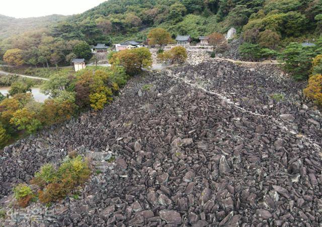 만어사 앞 산비탈을 크고 작은 바위가 빼곡하게 덮고 있다.