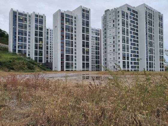 백현동 판교 B아파트 단지 옆 성남시가 기부채납받은 R&D 용지의 모습. 김원 기자