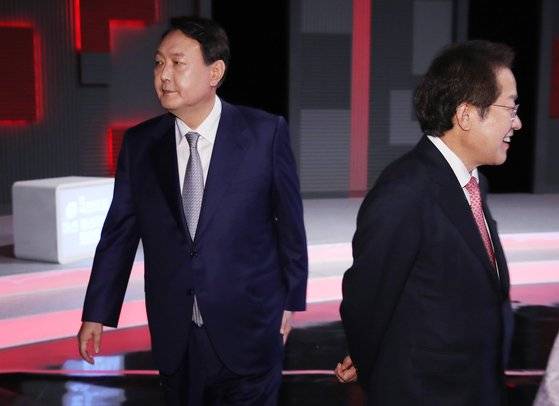 국민의힘 대선 경선 후보인 윤석열(왼쪽) 전 검찰총장과 홍준표 의원이 지난 15일 서울 상암동 MBC 사옥에서 열린 ‘1대1 맞수토론’에 참석한 모습. 연합뉴스