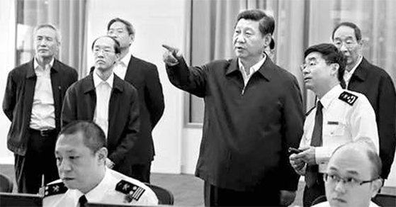 시진핑 중국 국가주석의 현장 시찰에 배석한 류허(맨 왼쪽) 중앙재경영도소조 주임. [중앙포토]