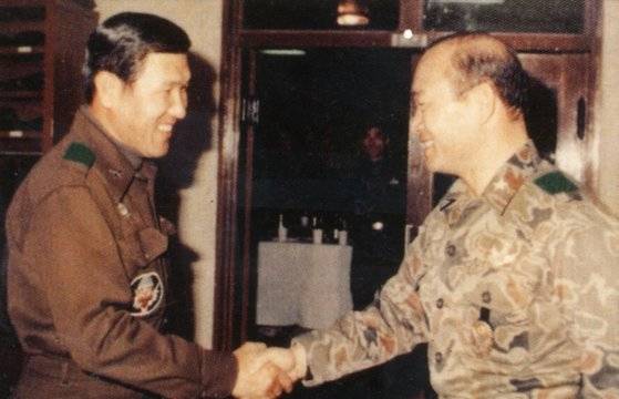 노태우ㆍ전두환 전 대통령이 육군 준장시절 악수를 나누고 있는 모습. [중앙포토]