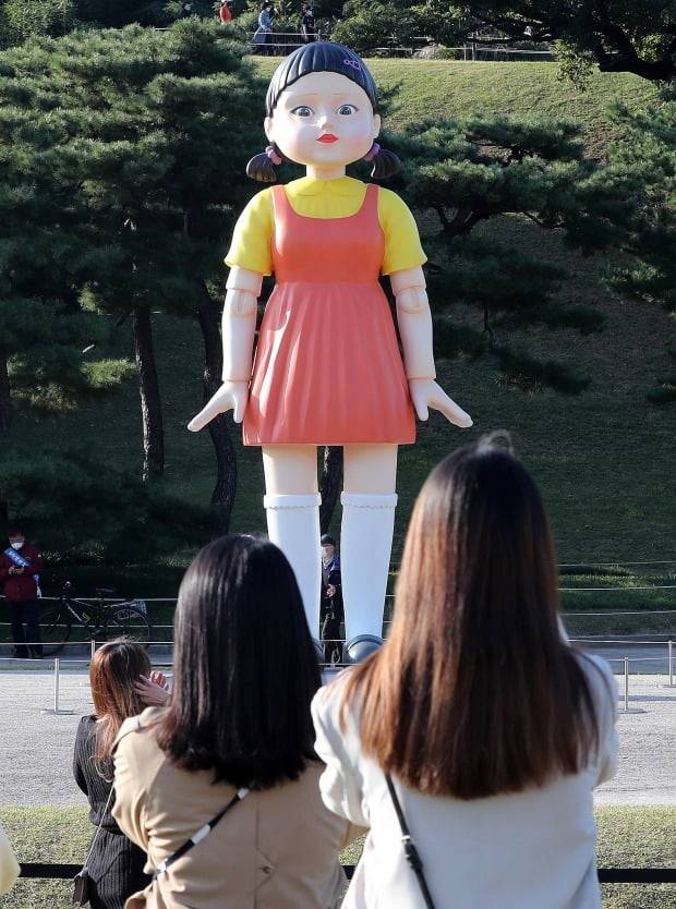 올림픽공원 야외 88잔디마당에 설치된 '오징어게임' 영희 동상 /사진=뉴스1