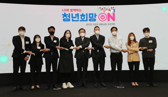 Prime Minister Kim Boo-kyum, center, with LG chairman Koo Kwang-mo, right of Kim, on Thursday at the LG Science Park in Magok, western Seoul. LG promised to hire 30,000 more employees over the next three years during Thursday's meeting. [YONHAP]