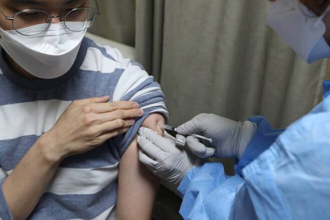 만18~49세 사전예약자를 대상으로 한 코로나19 백신 접종이 시작된 8월26일 서울 관악구의 한 병원에서 시민들이 백신을 접종받고 있다.  사진공동취재단
